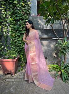 Look élégant de vêtements de mariage de marque Saree en organza et soie tissée avec chemisier et fabricant de travaux de broderie d'Inde - Product Image 3