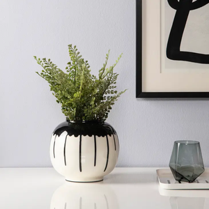 Vase décoratif en métal design moderne pour la maison ou le bureau, intérieur intemporel, accessoire décoratif en métal - Product Image 2