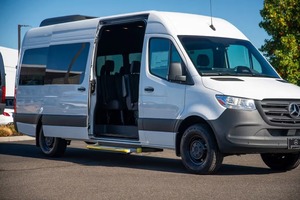 รถตู้ Sprinter AWD 4MATIC ปี 2024-2026 เครื่องยนต์ดีเซลเทอร์โบ 2.0 ลิตร 4 สูบ 208 แรงม้า ระบบเกียร์ 9G-TRONIC ภายในตกแต่งด้วยหนัง - Product Image 3