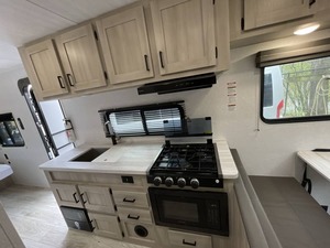 Remolque de Campamento Usado E-a-s-t To West S-i-l-v-e-r L-a-k-e 2300RD 2025 en Venta para Camping y Viajes - Product Image 4