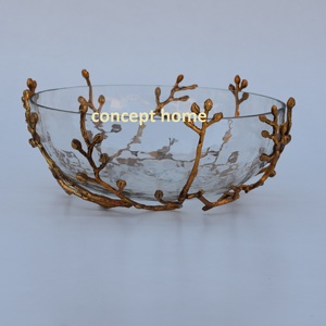 Bol à fruits décoratif tendance avec des motifs de feuilles métalliques dorées, support unique en verre transparent pour servir des fruits - Product Image 2