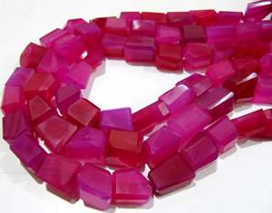 Perles de pierre dégringolées découpées au laser en calcédoine naturelle rose vif forme de pépite irrégulière 10mm à 12mm - Product Image 3