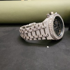 Montre chronographe analogique de luxe à demi-sertie de diamants avec mouvement à quartz ETA et bracelet en acier inoxydable - Product Image 6