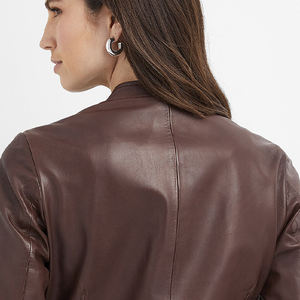 Veste élégante en cuir marron pour femmes, en cuir d'agneau véritable, coupe ajustée, style moto avec fermeture à glissière avant et poches latérales - Product Image 6