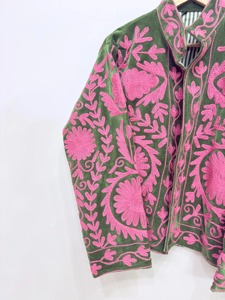 Chaqueta de Terciopelo Verde con Cuello Mandarín y Bordado Floral Rosa, Manga Larga, Ropa Exterior Informal para Adultos, Ropa de Otoño - Product Image 4