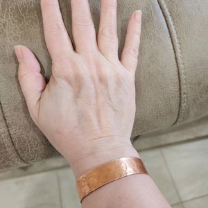 Bracelet en cuivre martelé, manchette tressée ouverte, élégant, fait main, personnalisable, cadeau de Noël et d'Halloween - Product Image 1
