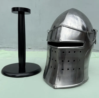 Casque d'armure métallique de luxe au design tendance, forgé pour les reconstitutions historiques, avec une construction robuste et un look de guerrier authentique
