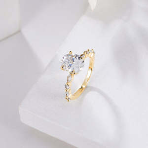 Bague de fiançailles en diamant Solitaire Moissanite Art Déco taille ovale avec marquise et pierres latérales rondes Alliance en or jaune 10 carats - Product Image 1