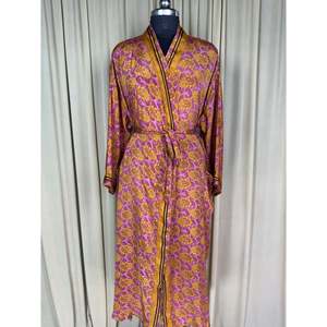 Vestido Kimono de Seda Reciclada Estilo Boho Chic Vintage para Mujer, Ideal para la Playa, Resort, Casa o como Bata de Baño - Product Image 1