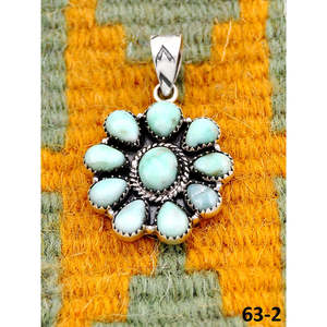 Pendentif Paloma fait main du Sud-Ouest, en turquoise, diamant et zircon, serti clos en or rose, motif floral, en argent sterling plaqué rhodium et or - Product Image 1