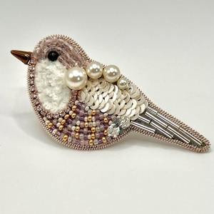 Broche de Flores Hecho a Mano con Cuentas de Vidrio y Tela de Algodón, Diseño Bordado a Mano, Accesorio de Moda de Verano - Product Image 1