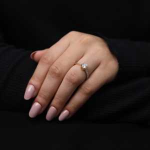 Anillo de Compromiso Solitario con Diamante Cultivado en Laboratorio, Corte Redondo, Plata de Ley, Opciones de Oro, Claridad VS1, Colección de Anillos de Diamantes Elegantes - Product Image 2