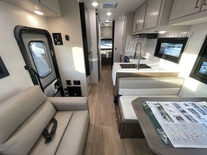 Autocaravana Usada 2023 2024 East West College Avenue, 4-6 Pasajeros, Interior Espacioso, Aire Acondicionado Disponible, Stock en Venta - Product Image 3