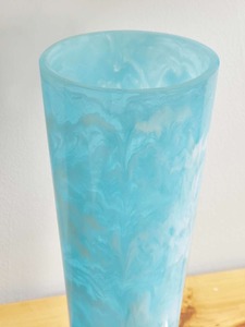 Florero de resina decorativo moderno de Faizacraft para decoración del hogar y mesa de sala de estar - Product Image 4