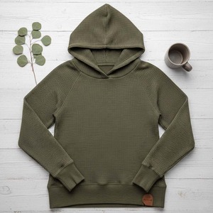 เสื้อฮู้ดผู้หญิงสำหรับฤดูหนาว ผ้าวาฟเฟิลถักแบบพอดีตัว ปักลาย 3 มิติ ผ้าฝ้ายหนา ย้อมสีแบบ Garment Dyed สีเขียวมะกอก เป็นมิตรกับสิ่งแวดล้อม ระบายอากาศได้ดี - Product Image 1