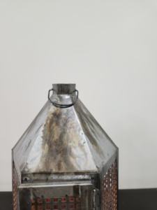 Lanterne en métal élégante avec support de pilier fait à la main de qualité fiable pour la décoration d'entrée pour la fête à la maison ou l'utilisation de bougies - Product Image 3