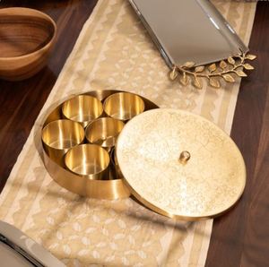 Boîte Masala en laiton fabriquée à la main 7 compartiments et une cuillère Boîte Masala en laiton - Product Image 1