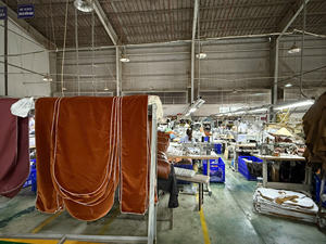 Sofá Clásico de Tres Plazas Tapizado en Cuero con Diseño Tradicional y Detalles de Tachuelas para Sala de Estar, Villa u Hotel - Product Image 2