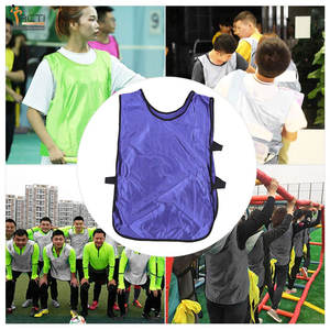 Gilets d'entraînement sportif sur mesure conception différente hommes portent des bavoirs de football en tissu polyester en vente - Product Image 6