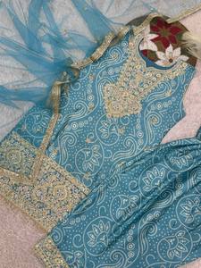 Georgette Silk Slim réversible sans plis cousu Designer prêt à l'emploi mariage d'hiver Diwali fête 3 pièces ensemble brodé - Product Image 3