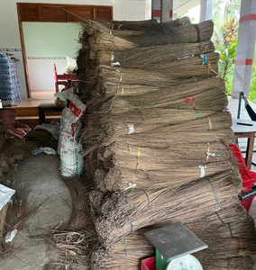 Baguettes de noix de coco séchées Matière première durable pour le balai et l'artisanat - Product Image 3