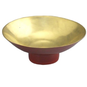 Bol en métal doré de forme unique résistant à la chaleur pour fête à usage décoratif avec des collations de fruits et noix - Product Image 1