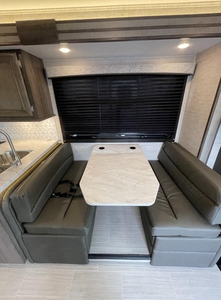 Autocaravana de Lujo ENTEGRA ODYSSEY 27U Usada del 2023 para Acampar, Emisión Euro 5, Capacidad para 4-6 Personas, Carga Útil de 11000 kg - Product Image 6