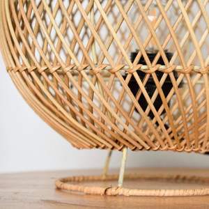Lámpara de mesa de ratán tejida a mano lista para enviar con luz suave y cálida para espacios bohemios y minimalistas - Product Image 4