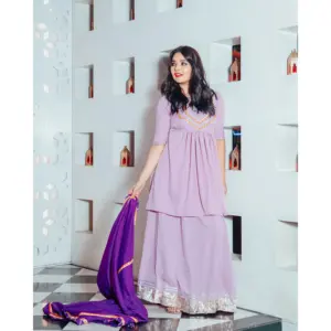 Conjunto de Traje de Crepé Morado Lila para Mujer de Thread & Button - Product Image 3