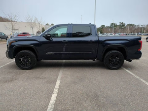 Toyota Tundra 2024 Usada en Excelentes Condiciones, Edición 1794, Crew Max, Volante a la Izquierda, Asientos de Cuero, Cámara Trasera, Pantalla Táctil, Faros de Xenón - Product Image 4