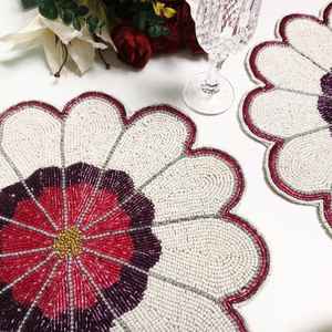 Ensemble de quatre sous-verres tendance, artisanat, broderie perlée, motif ananas, élégant, fantaisie, mignon, élégant, par Hiba Enterprises - Product Image 1