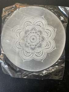 Vente en gros d'usine, plaque de charge en sélénite de forme ronde, ensemble cadeau gravé, fabriqué en pierre précieuse de qualité supérieure, provenant d'un fournisseur en gros - Product Image 4