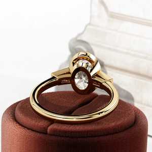 VVS2 E Oval Lab Grown Diamond Bezel Set Anillo de compromiso en oro amarillo/Baguette Diamonds Anillo de tres piedras Anillo de 3 piedras Anillo de diamantes de 3 piedras - Product Image 3