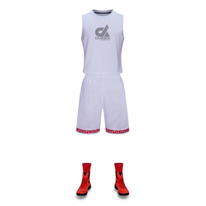 Ensemble de vêtements de sport d'été pour hommes, maillot de basket respirant personnalisé avec logo brodé et sublimé - Product Image 1