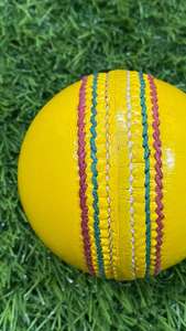 ลูกบอลคริกเก็ตหนังแบบแข็งทำด้วยมือสีเหลืองขนาด6ลูก - Product Image 2