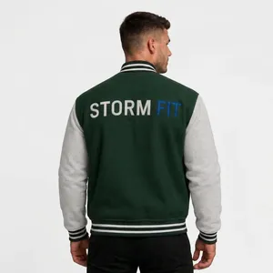 Blouson universitaire unisexe Storm Fit vert avec manches grises, logo brodé, vêtement d'hiver décontracté en laine et cuir, coupe-vent, anti-UV, haute performance - Product Image 2