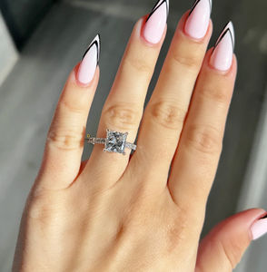 Bague de fiançailles à halo caché de 3 ct en moissanite et or blanc massif 10 carats pour femme - Product Image 3