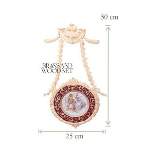 Marco de pared redondo en latón dorado con diseño de borde floral decorativo de cinta colgante adornado con fondo Burdeos - Product Image 4