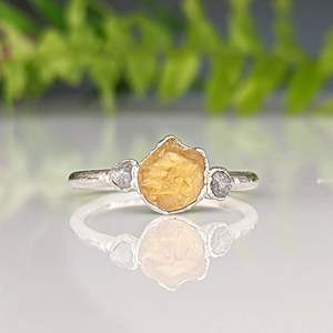 Anillos de citrino en bruto chapado en oro, joyería minimalista de piedras preciosas galvanizadas - Product Image 1