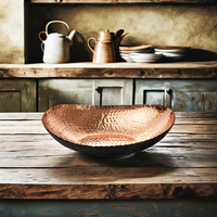 Bol de service en cuivre martelé artisanal, silhouette ovale organique, pour la restauration haut de gamme et la décoration intérieure
