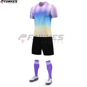 Maillot d'entraînement de football personnalisé Ensemble d'uniformes à manches courtes et shorts Uniformes de football en tissu polyester de conception supérieure - Product Image 6
