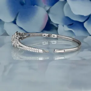 Bracelet pour femme en argent sterling 925 Design audacieux et brillant avec des diamants taillés en laboratoire de style de manchette de mode de clarté VVS - Product Image 3