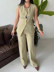 Ensemble tailleur sans manches vert olive pour femme avec détails boutonnés, pantalon long élégant en crêpe et gilet, coupe classique, idéal pour le printemps - Product Image 5