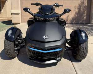 Oferta Especial: Motocicleta de Tres Ruedas Can-Am Spyder F3 Limited Negra con Detalles Azules - Product Image 1