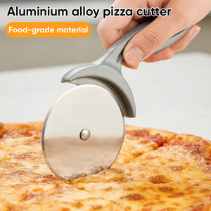 Coupe-pizza durable en acier inoxydable 2-en-1 avec rouleau et spatule de service intégrés - Product Image 1