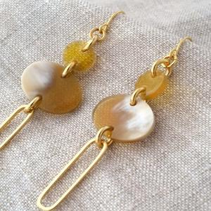 Boucles d'oreilles d'inspiration tribale en corne de buffle avec logo personnalisé Boucles d'oreilles contemporaines en corne de boeuf avec design minimaliste en corne - Product Image 2