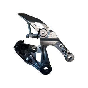 Supporto Poggiapiedi Destro Originale Yamaha Tracer 9 GT 2020 BS2274430000 in Plastica e Pelle, Usato - Product Image 2