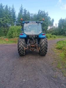 New hollandd 8340 Tractores agrícolas con bomba de engranajes de motor central y componentes de rodamiento Tipo de tractor de rueda - Product Image 4