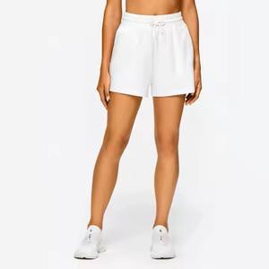95% algodón 5% Elastano blanco Regular Fit Signature pantalones cortos de mujer con elástico suave y cordón en la cintura hechos en Pakistán - Product Image 1