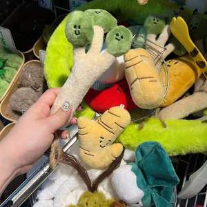 En stock: Muñecos de gelatina británicos, peluches de comida (frutas y pasteles), y lindos dijes para bolsos. - Product Image 6